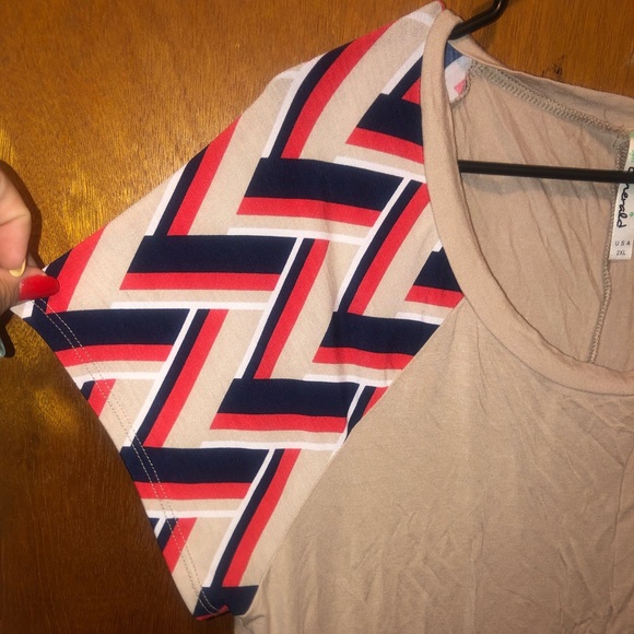 Emerald size 2X cream shirt with chevron sleeves - Picture 2 of 5